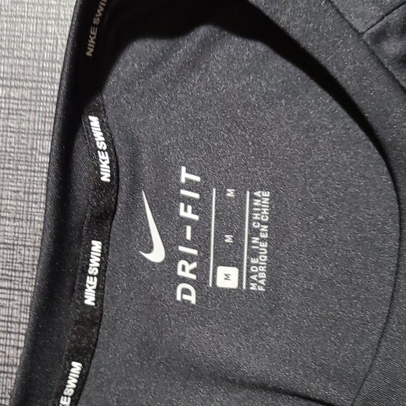 Nike Essential Short Sleeve Swim Hydro Rash Guard - Black - Picture 3 of 5